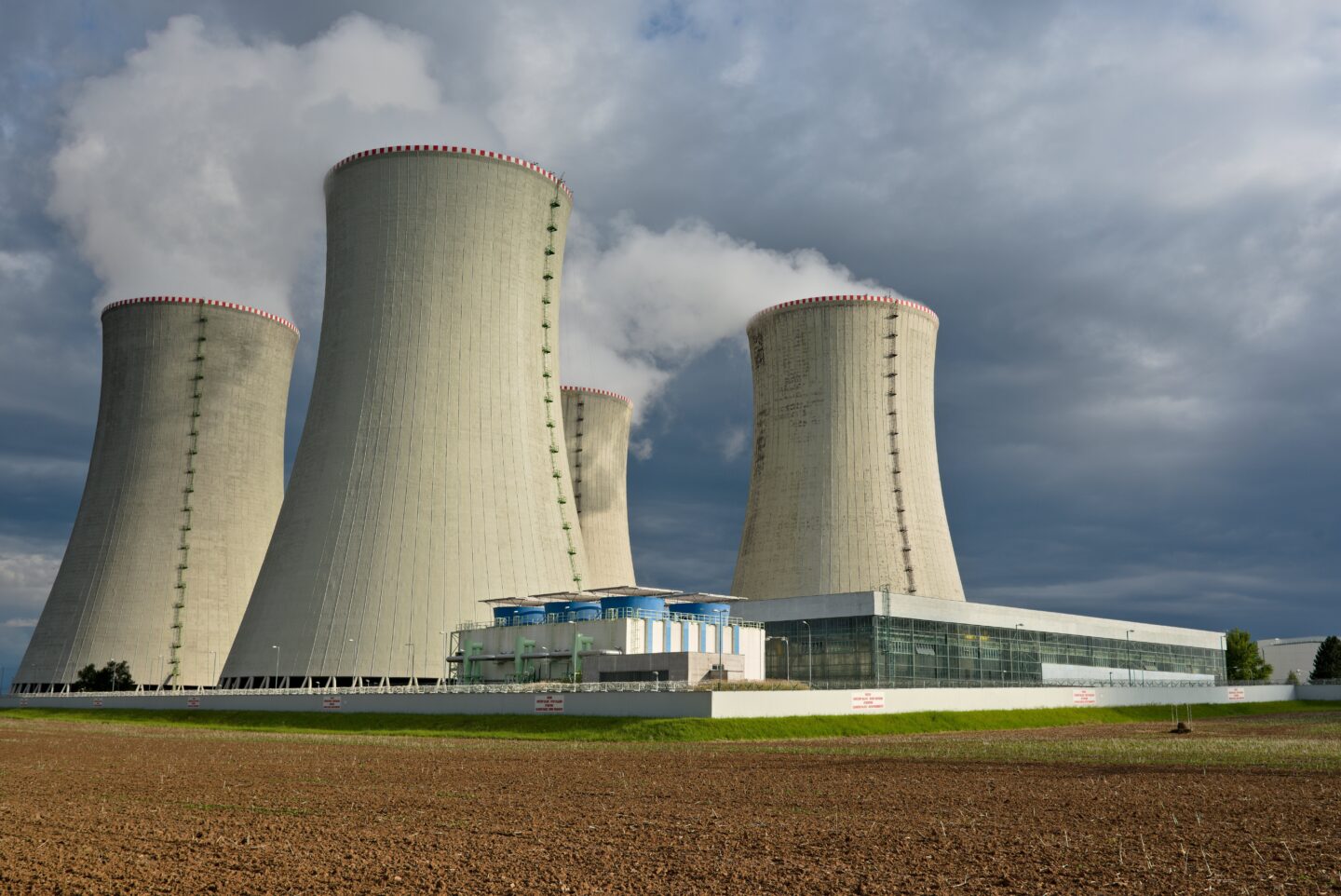 Komisja Europejska: atom i gaz ziemny są tymczasowo „zielone”. Bruksela będzie jednak wspierać budowę elektrowni jądrowych?