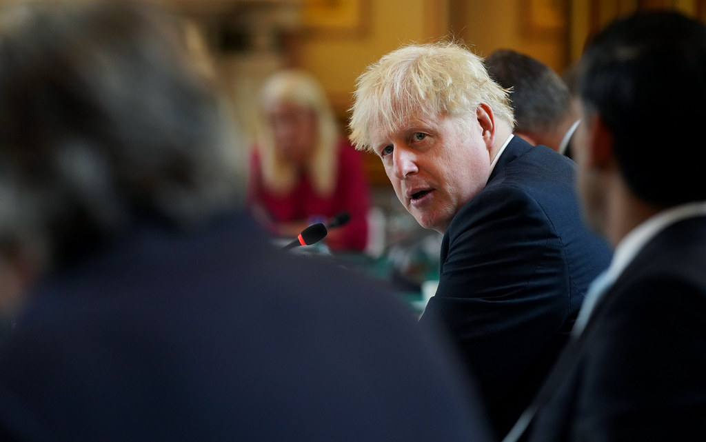Premier w trakcie lockdownów organizował imprezy na Downing Street. Czy policyjne śledztwo pomoże Borisowi Johnsonowi utrzymać się na stanowisku?