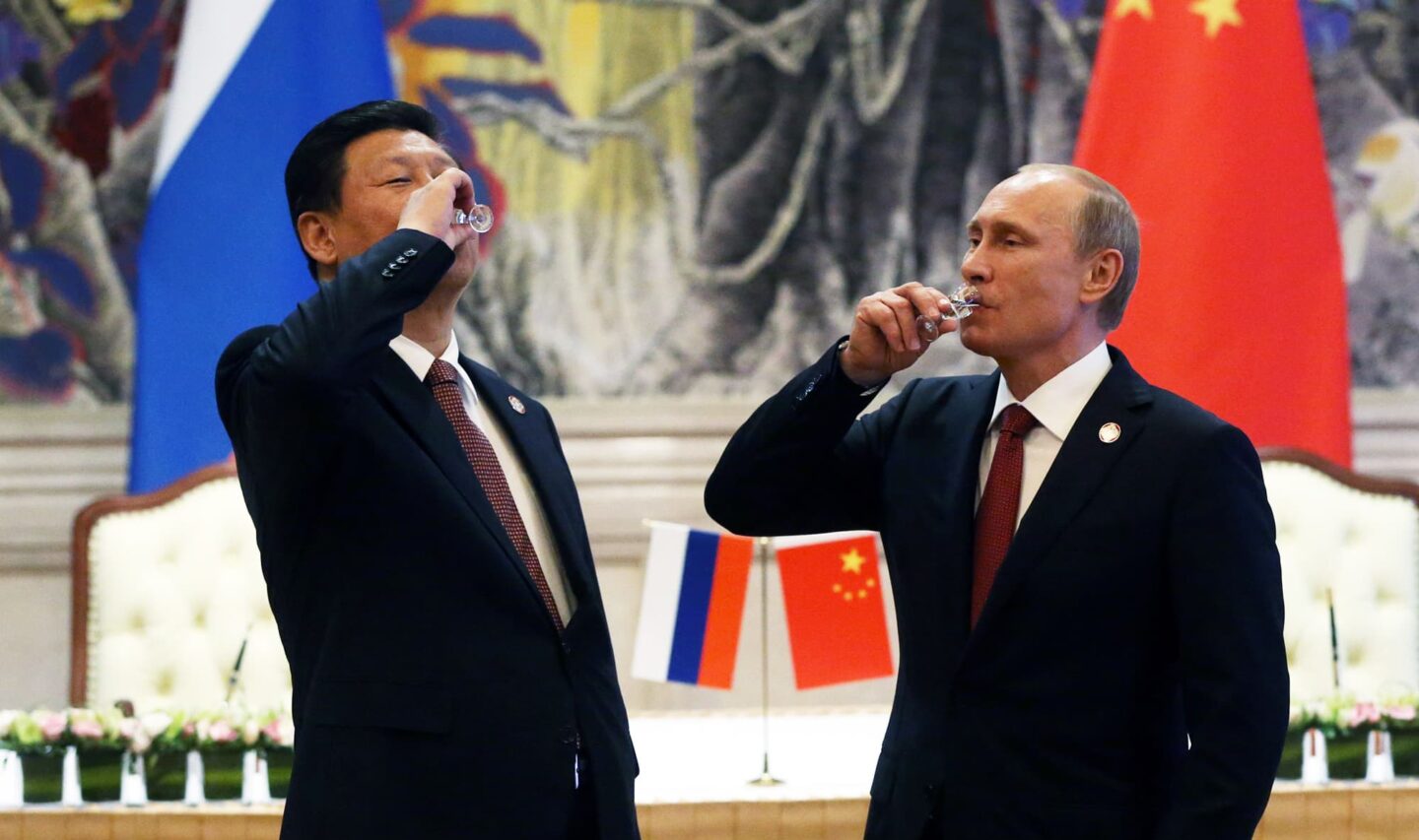 Flirt Moskwy z Pekinem na ukraińskich gruzach. Jaką rolę w europejskiej wojnie odgrywają Chińczycy?
