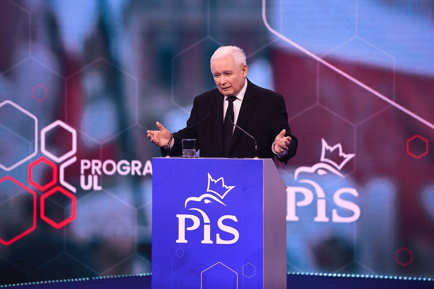Kaczyński rzuca 60 mld zł na stół. 800 Plus zapewni PiS-owi trzecią kadencję?