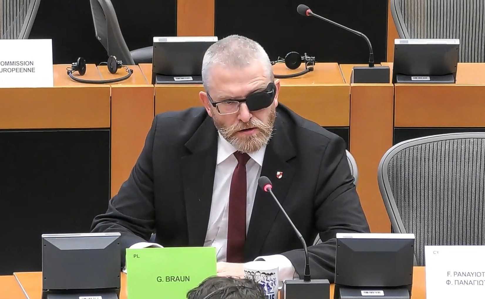 PiS i KO budują pozycję Brauna. 10% poparcia dla „frontu gaśnicowego” to nie przypadek