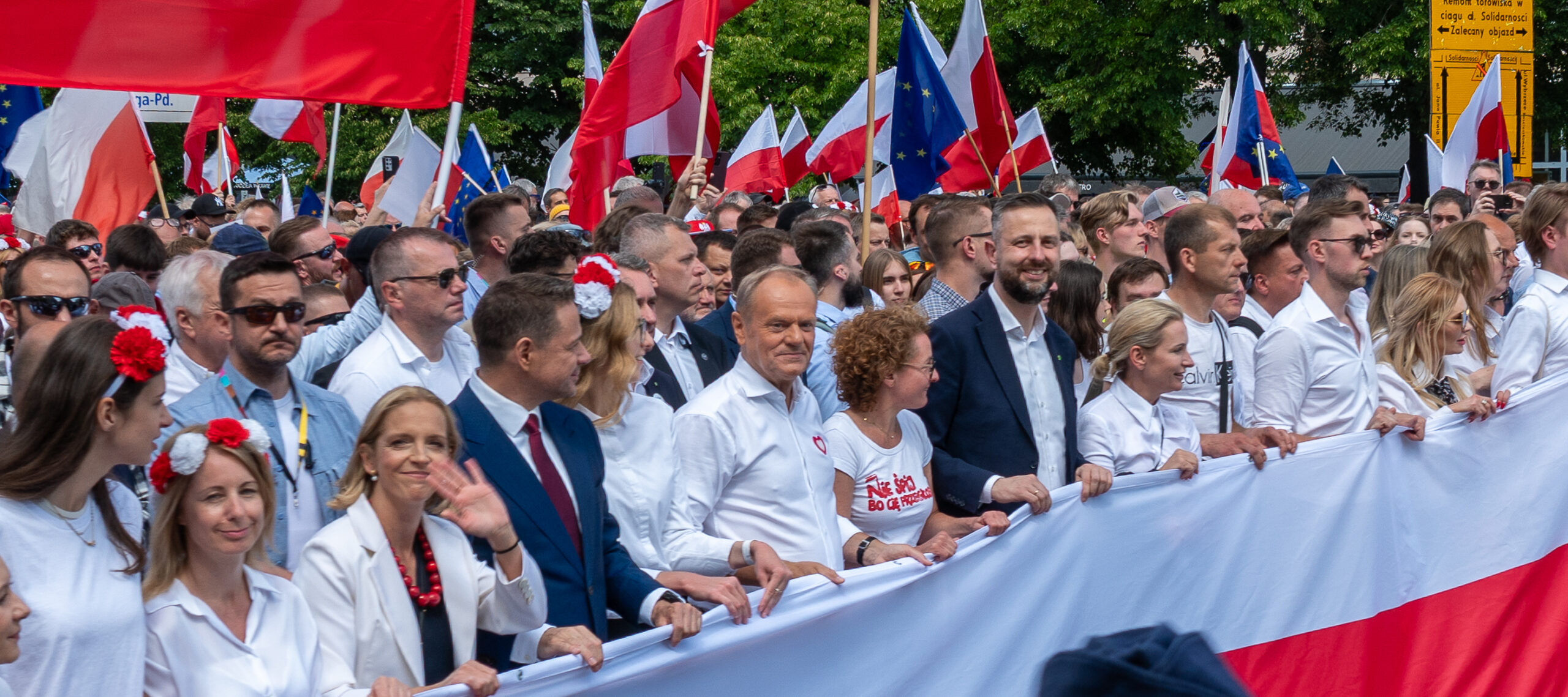 Polacy za Tuska podmiotowi… jak za PiS. Najważniejsze badanie na 2 lata od zmiany władzy