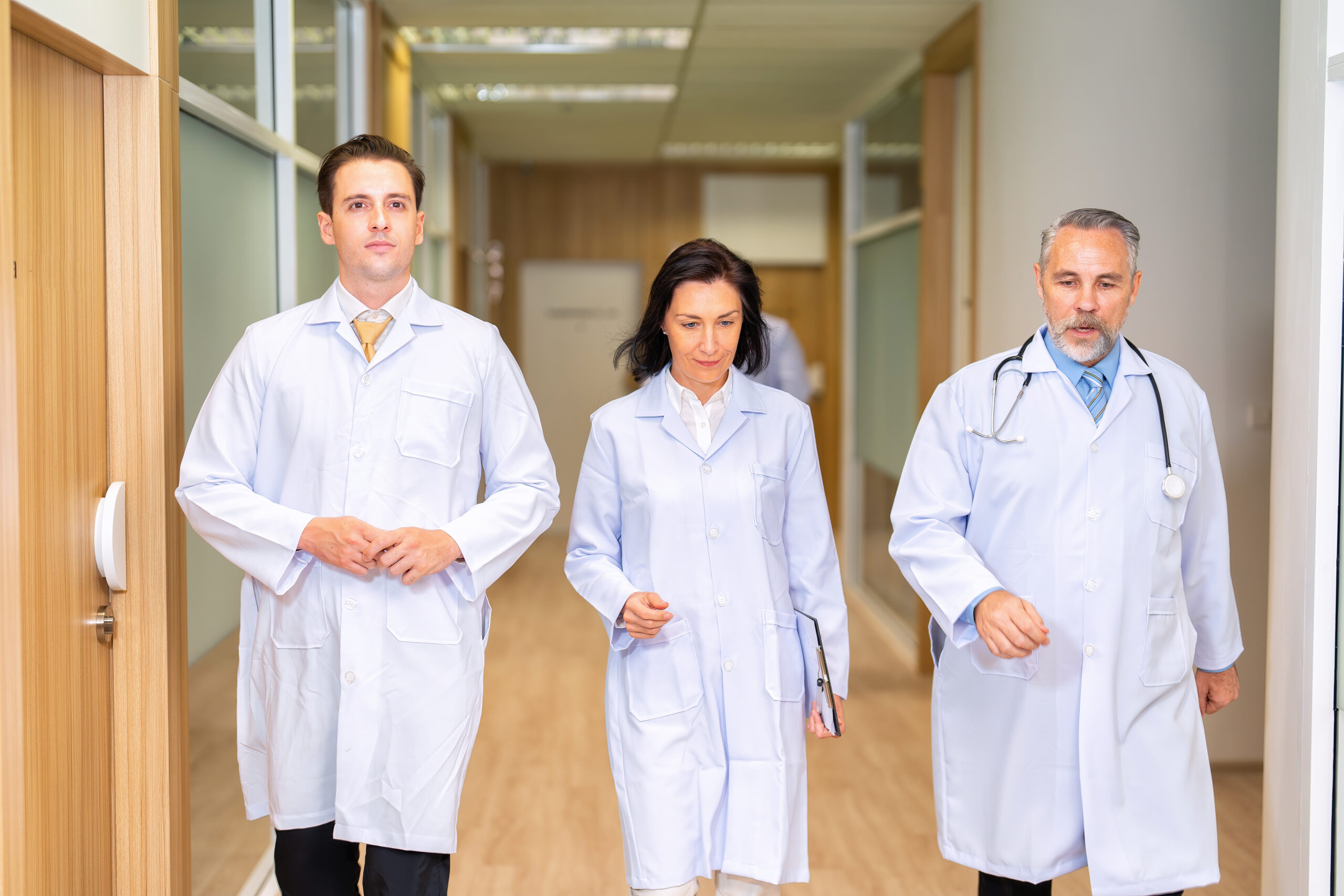 Lekarze – źródło problemów czy kozioł ofiarny? [POLEMIKA]