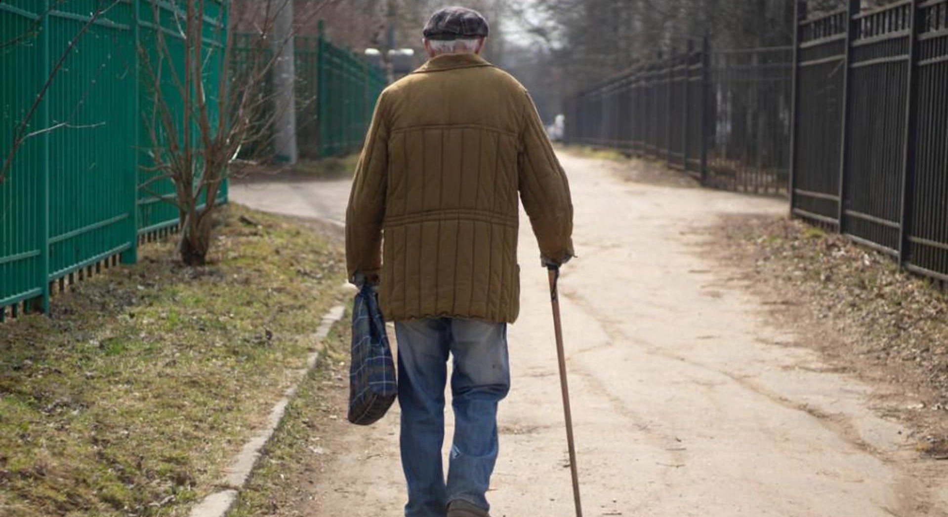 Dajemy 100 miliardów na socjal, a 2 miliony Polaków żyje w skrajnym ubóstwie. O co tu chodzi?