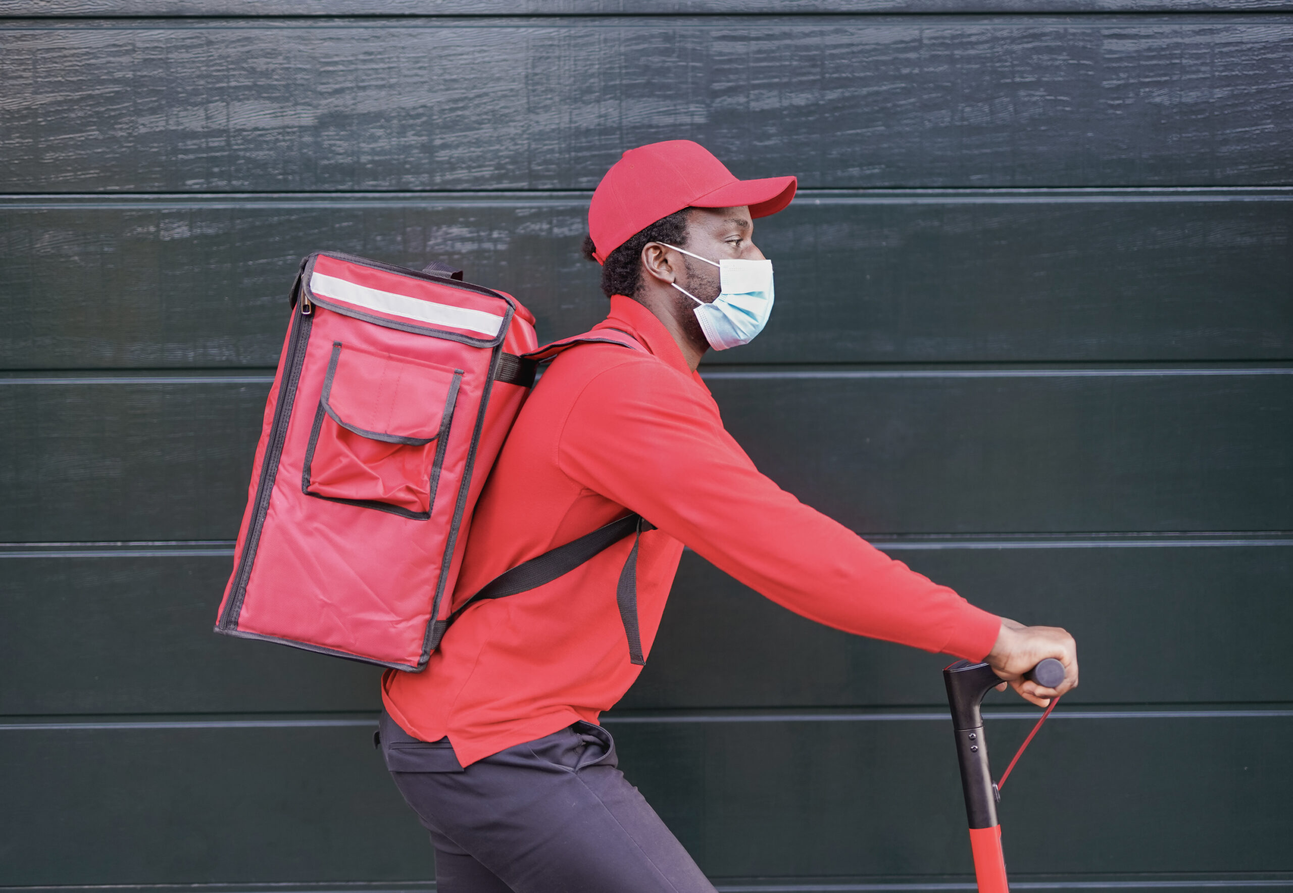 Kebab na dowóz podrożeje. Ile warta jest godność dostawców?